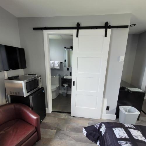 a room with a door leading to a bathroom at Motel Rimouski in Rimouski