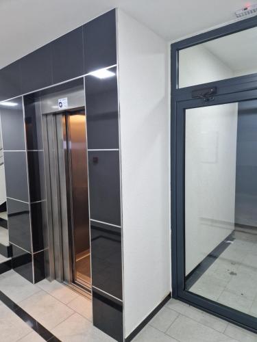 ニシュにあるRako Apartmentsの鏡付きの建物内のエレベーター