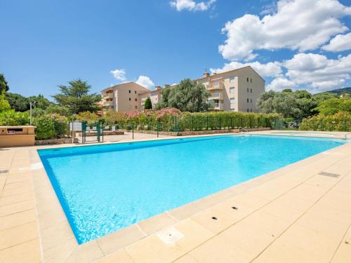 - une piscine dans un complexe avec des bâtiments en arrière-plan dans l'établissement Apartment Domaine du Préconil-5 by Interhome, à Sainte-Maxime