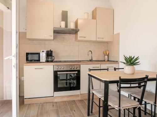 Kuchyň nebo kuchyňský kout v ubytování Apartment Noel by Interhome