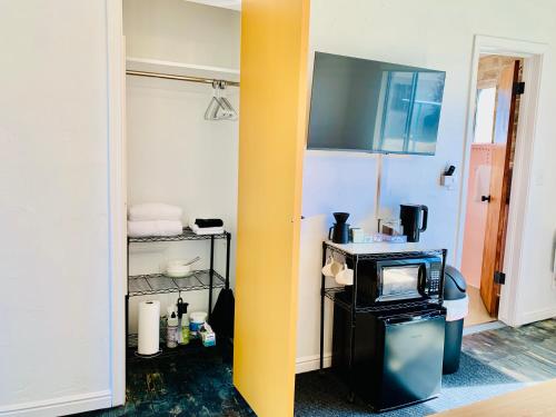 Η κουζίνα ή μικρή κουζίνα στο Dragonfly Motor Lodge