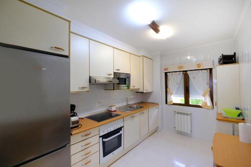 Η κουζίνα ή μικρή κουζίνα στο Dúplex en Comillas. Urb Balcón del Cantábrico