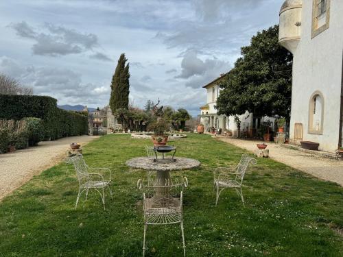 a group of chairs sitting around a table in a yard at Villa Dell'Annunziata in Rieti