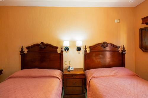 two beds sitting next to each other in a bedroom at Hotel Casa Dulce Maria in Tequila