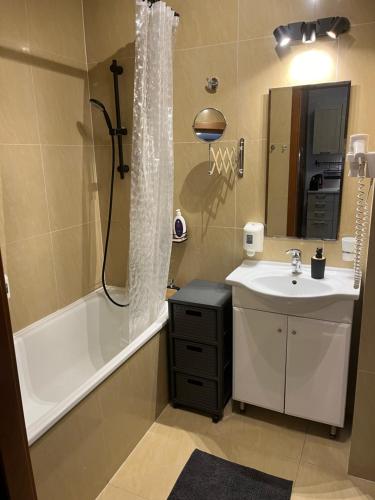 Koupelna v ubytování Apartament Green - 350m od plaży w Dzielnicy Uzdrowiskowej