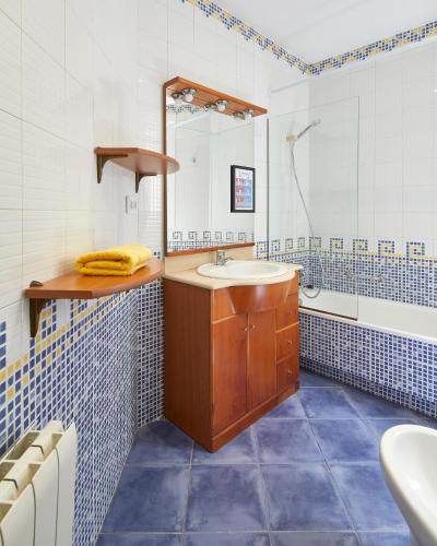 a bathroom with a sink and a mirror at Gran Via - 1 in Barcelona