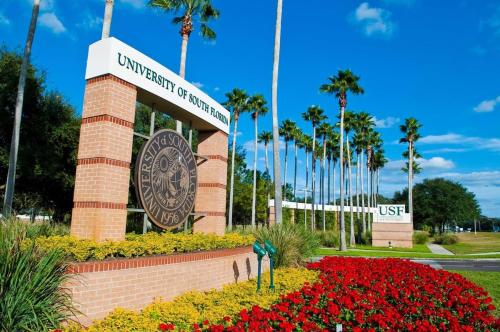 a sign for the university of southern california with flowers at Family-friendly unit w patio in Tampa