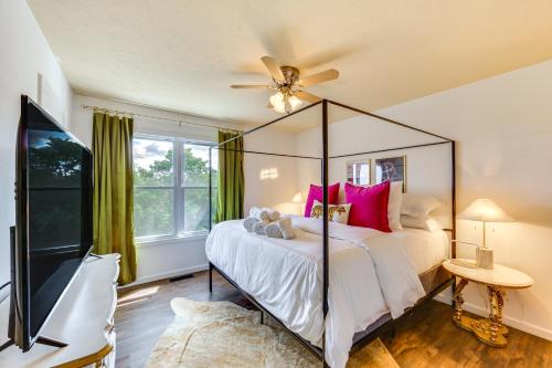 モーガンタウンにあるChic Morgantown Vacation Rental - 2 Mi to WVU!のベッドルーム1室(ピンクの枕が付いた天蓋付きベッド1台付)