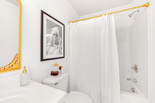 モーガンタウンにあるChic Morgantown Vacation Rental - 2 Mi to WVU!のバスルーム(白いシャワーカーテン、トイレ付)
