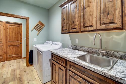 Kuchyň nebo kuchyňský kout v ubytování Fire Pit and Deck Airy Cabin Near Pinetop Lakes