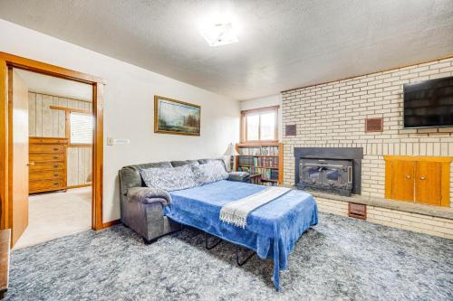 Katil atau katil-katil dalam bilik di Charming Trinidad Home about 2 Mi to Main Street!