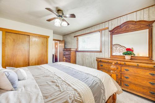 Katil atau katil-katil dalam bilik di Charming Trinidad Home about 2 Mi to Main Street!
