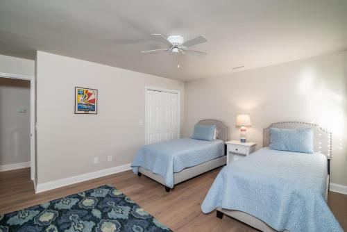 Un dormitorio con dos camas y un ventilador de techo. en Sportsman's Creek Retreat Newly Renovated, en Pawleys Island