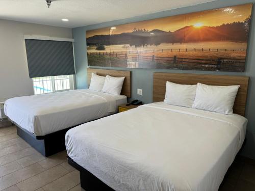 Ένα ή περισσότερα κρεβάτια σε δωμάτιο στο Days-Inn by Wyndham Bakersfield