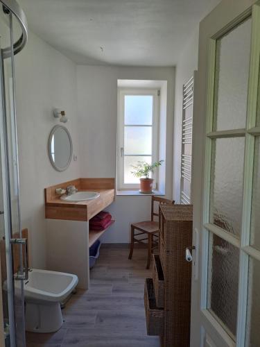 une salle de bain avec un lavabo et des toilettes et une fenêtre dans l'établissement La Verrière à Montignac-Lascaux, à Montignac
