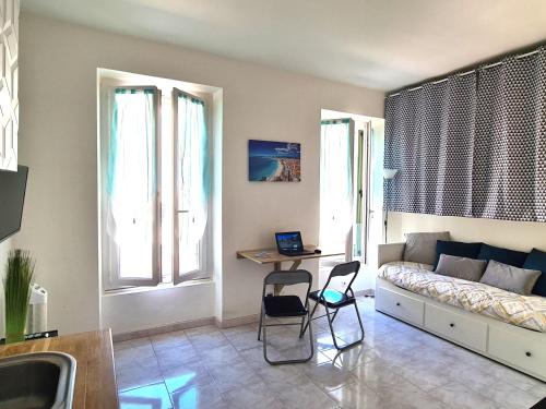 un salon avec un canapé, une table et des chaises dans l'établissement NICE - Studio cosy hypercentre à 500m de la plage, à Nice