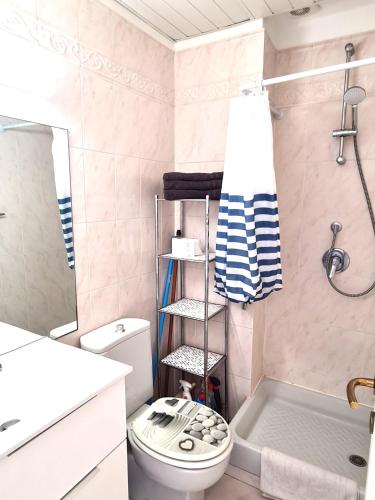La salle de bains est pourvue de toilettes, d'un lavabo et d'une baignoire. dans l'établissement NICE - Studio cosy hypercentre à 500m de la plage, à Nice