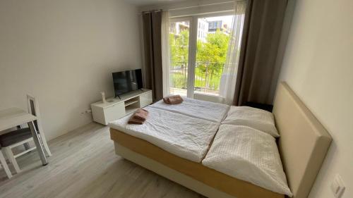 Ένα ή περισσότερα κρεβάτια σε δωμάτιο στο 1 room Apartment with terrace, Slnečnice, 18B