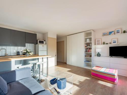 un salon avec un canapé et une cuisine dans l'établissement Apartment Résidence du Parc by Interhome, à Cavalaire-sur-Mer