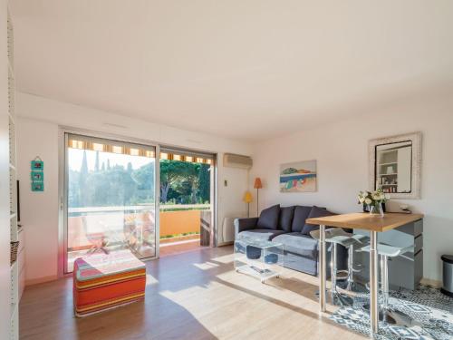 un salon avec un canapé et une table dans l'établissement Apartment Résidence du Parc by Interhome, à Cavalaire-sur-Mer