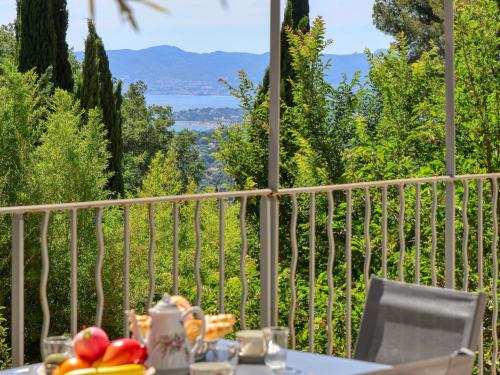 - une table avec des fruits sur un balcon avec vue dans l'établissement Holiday Home La Source by Interhome, à La Cadière-dʼAzur
