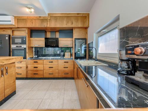 Una cocina o zona de cocina en Villa Rial 1 by Interhome