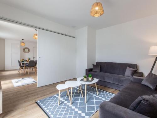 un salon avec un canapé et une table dans l'établissement Apartment Cap Océan-12 by Interhome, à Capbreton