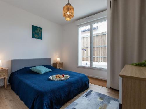 - une chambre avec un lit et un plateau de nourriture dans l'établissement Apartment Cap Océan-12 by Interhome, à Capbreton