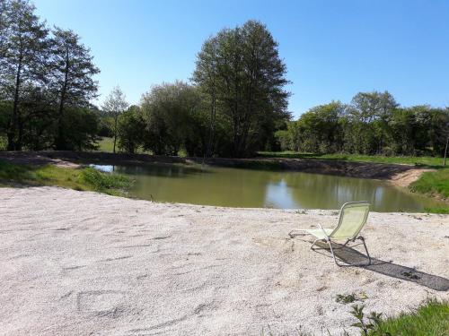 Maison avec plan d'eau