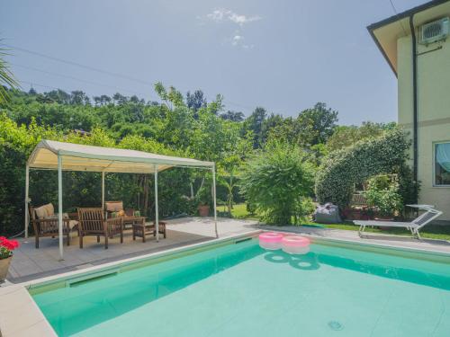 una piscina con cenador junto a una casa en Holiday Home Gerry House by Interhome, en Camaiore