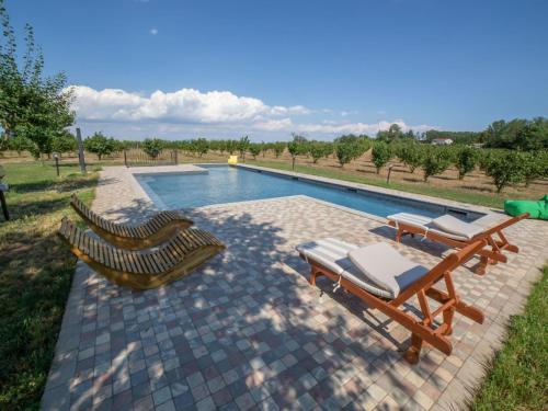 une piscine avec deux salons et deux chaises longues dans l'établissement Holiday Home Pescatori by Interhome, à Bagnoregio