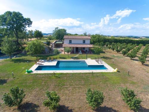 - une vue aérienne sur une maison avec une piscine dans la cour dans l'établissement Holiday Home Pescatori by Interhome, à Bagnoregio