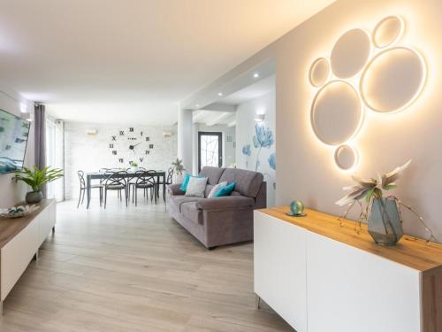 salon z kanapą i stołem w obiekcie Villa Elena by Interhome w mieście Trappeto