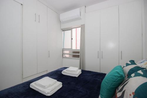 a room with a bed with towels on it at OZPED Flats Particulares Condomínio Mont Serrat in Brasilia