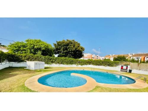 ein großer Pool in der Mitte eines Gartens in der Unterkunft Apartamento La Rosaleda in Denia