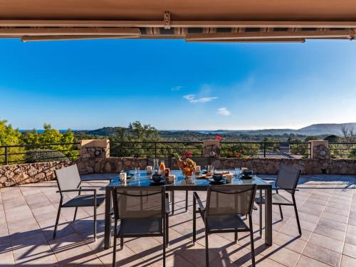 une table et des chaises sur une terrasse avec vue dans l'établissement Holiday Home Villa Sognu by Interhome, à Sainte-Lucie de Porto-Vecchio