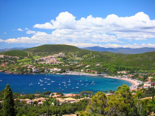 - une vue sur une plage avec des bateaux dans l'eau dans l'établissement Holiday Home Maison La Galine by Interhome, à Agay