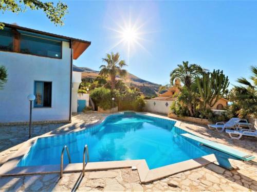 una piscina en el patio trasero de una villa en Villa Le Palme by Interhome, en Valderice