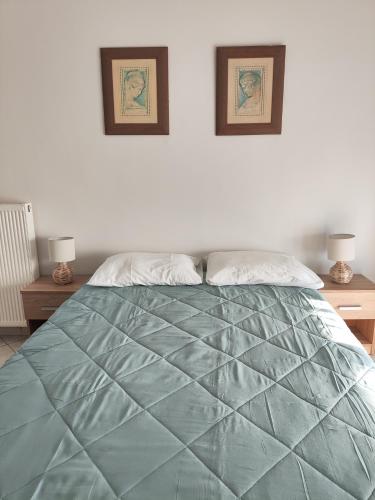 ein Schlafzimmer mit einem großen Bett und zwei Nachttischen in der Unterkunft Perdika Sunset in Pérdika