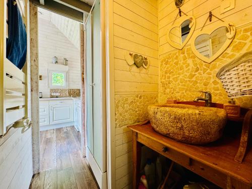 La salle de bains est pourvue d'un lavabo sur un comptoir en bois. dans l'établissement Maison charmante, à Condé-sur-Seulles