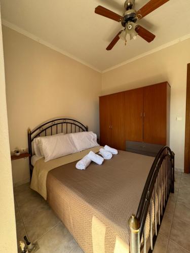 una camera da letto con un letto con due asciugamani sopra di Nikiti Summer Vacation Home a Skála Nikíta