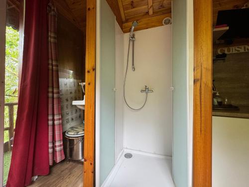 Bilik mandi di Roulotte la belle étoile