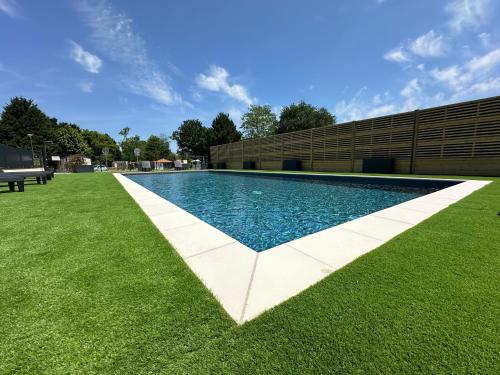 - une piscine au milieu d'une pelouse dans l'établissement Soleil Luna, à Herm