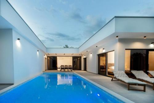 New villa with heated pool Prolozac