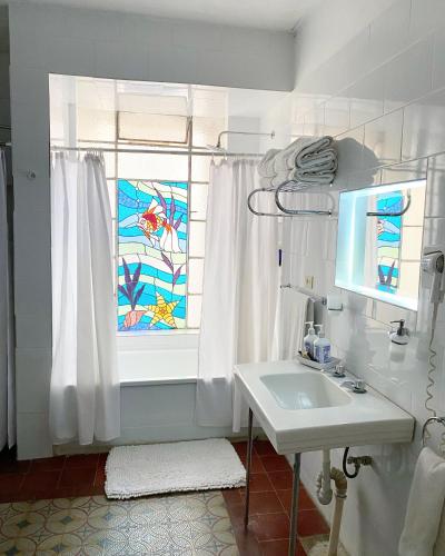 baño con ventana y lavabo en Alonso53, en Guanajuato