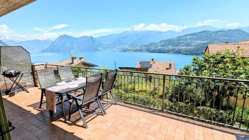 balcone con tavolo, sedie e vista sul lago di Die Sonnenterrasse vom Iseosee a Tavernola Bergamasca