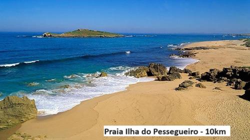 una playa con rocas y el océano con en Vendinha - Sonega, en Sines