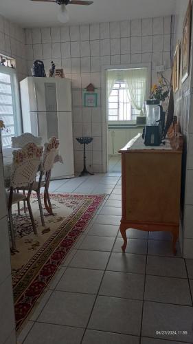 a kitchen with a table and chairs in a room at CASA de 2 QUARTOS in Guaratinguetá
