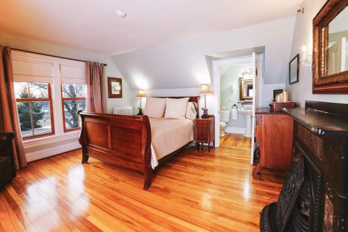 Postel nebo postele na pokoji v ubytování Gillespie House Inn