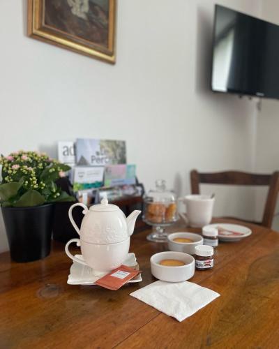 une table avec une théière et des tasses dessus dans l'établissement Horse Cottage, à Villalet